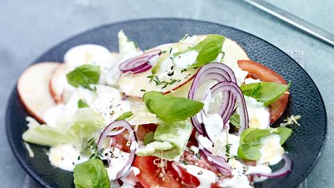 Tomaten-Apfel-Salat mit Kräuter-Joghurtdressing Rezept - Foto: House of Food / Bauer Food Experts KG