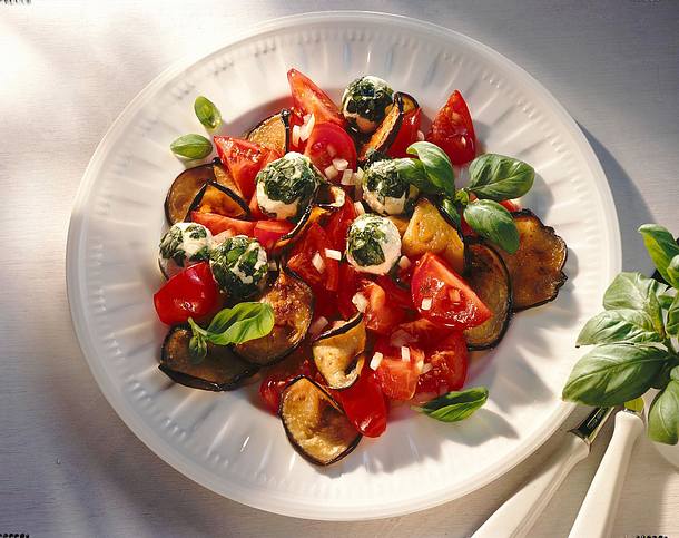 Tomaten-Auberginen-Salat mit Frischkäsebällchen Rezept Tomaten-Auberginen-Salat mit Frischkäsebällchen Rezept