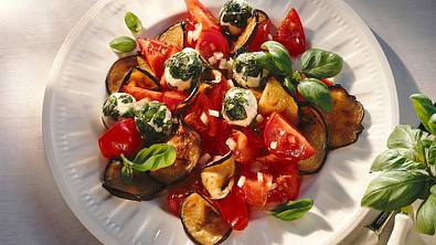 Tomaten-Auberginen-Salat mit Frischkäsebällchen Rezept - Foto: LECKER @ Bauer Media Group