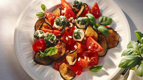 Tomaten-Auberginen-Salat mit Frischkäsebällchen Rezept - Foto: Först, Thomas