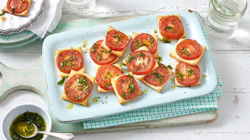 Tomaten-Blätterteig-Quadrate Rezept - Foto: House of Food / Bauer Food Experts KG
