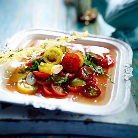 Tomaten-Bouillon mit roten und gelben Kirschtomaten und Sauerapfer Rezept