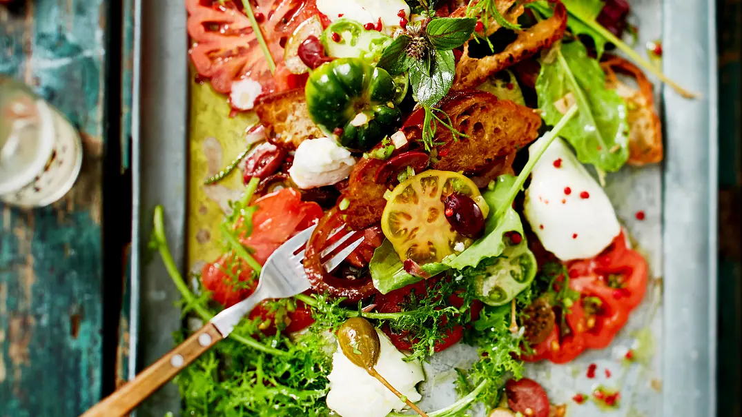Tomaten-Brot-Salat auf einem Blech mit Büffel-Mozzarella. - Foto: LECKER @ Bauer Media Group Tomaten-Brot-Salat auf einem Blech mit Büffel-Mozzarella. - Foto: LECKER @ Bauer Media Group