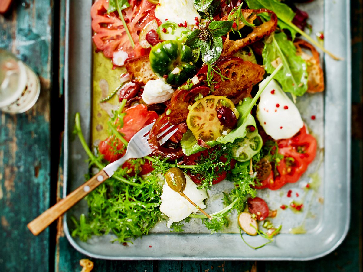 Tomaten-Brot-Salat auf einem Blech mit Büffel-Mozzarella.
