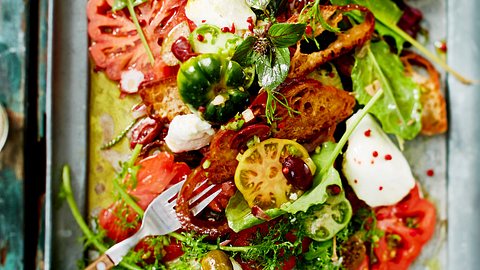 Tomaten-Brot-Salat mit Büffelmozzarella auf einem Blech mit Wildkräutersalat - Foto: House of Food / Bauer Food Experts KG