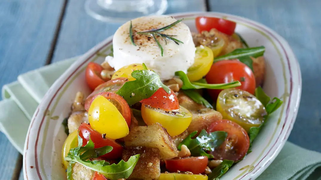 Tomaten-Brot-Salat mit Ziegenkäse Rezept - Foto: LECKER @ Bauer Media Group Tomaten-Brot-Salat mit Ziegenkäse Rezept - Foto: LECKER @ Bauer Media Group