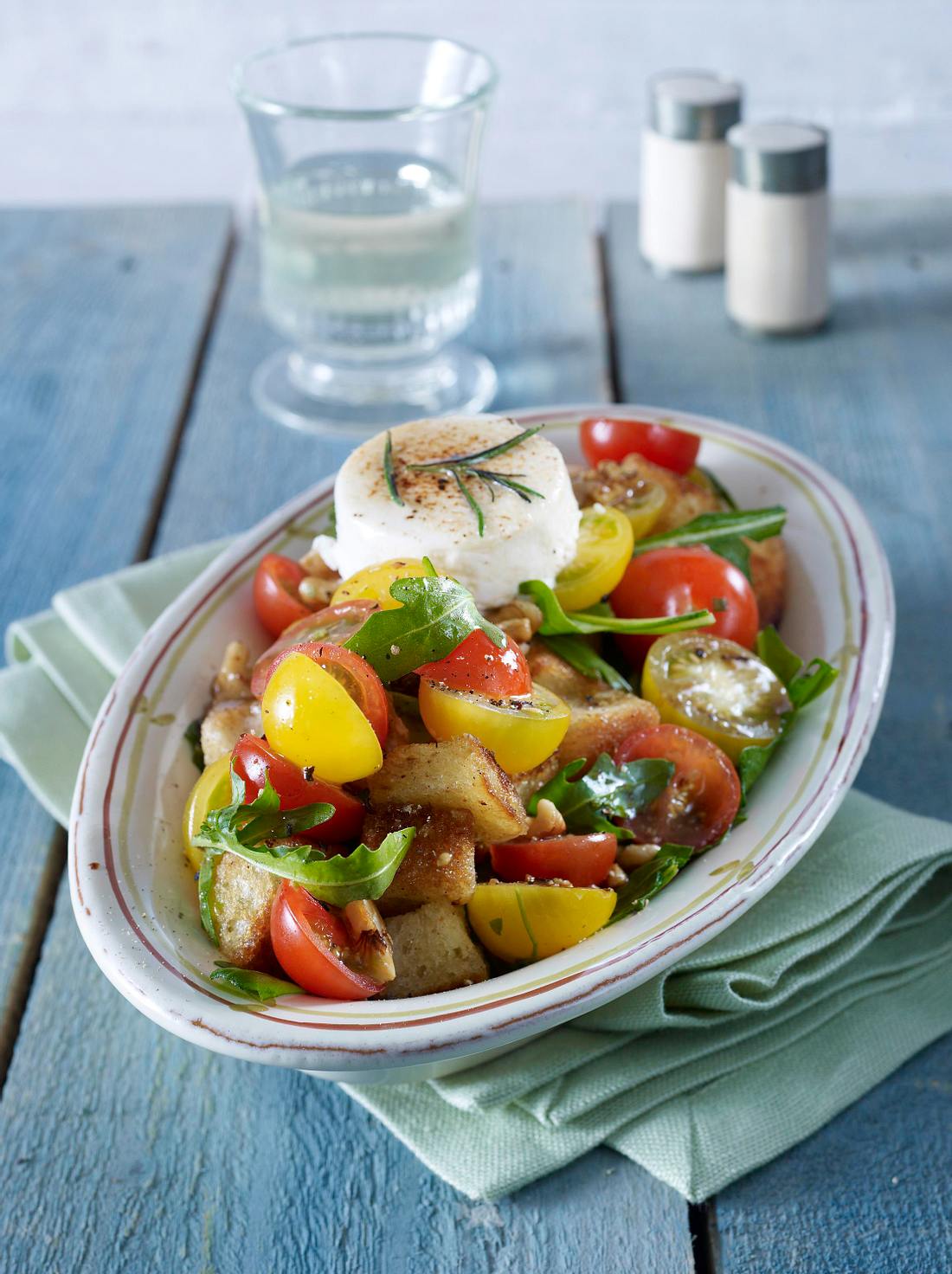 Tomaten-Brot-Salat mit Ziegenkäse Rezept | LECKER