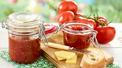 Tomaten-Chili-Marmelade Rezept - Foto: LECKER @ Bauer Media Group