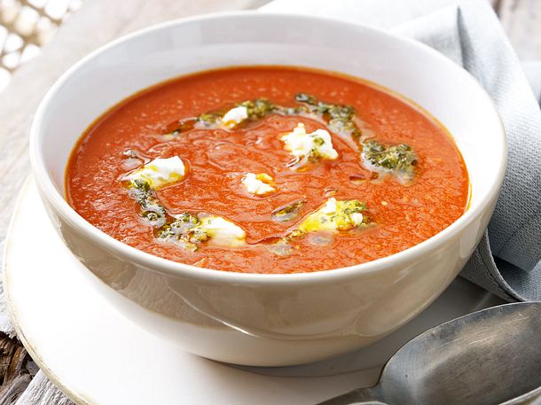 Tomaten-Currysuppe mit Ziegenfrischkäse Rezept Tomaten-Currysuppe mit Ziegenfrischkäse Rezept