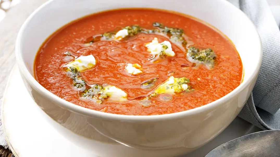 Tomaten-Currysuppe mit Ziegenfrischkäse Rezept - Foto: LECKER @ Bauer Media Group Tomaten-Currysuppe mit Ziegenfrischkäse Rezept - Foto: LECKER @ Bauer Media Group