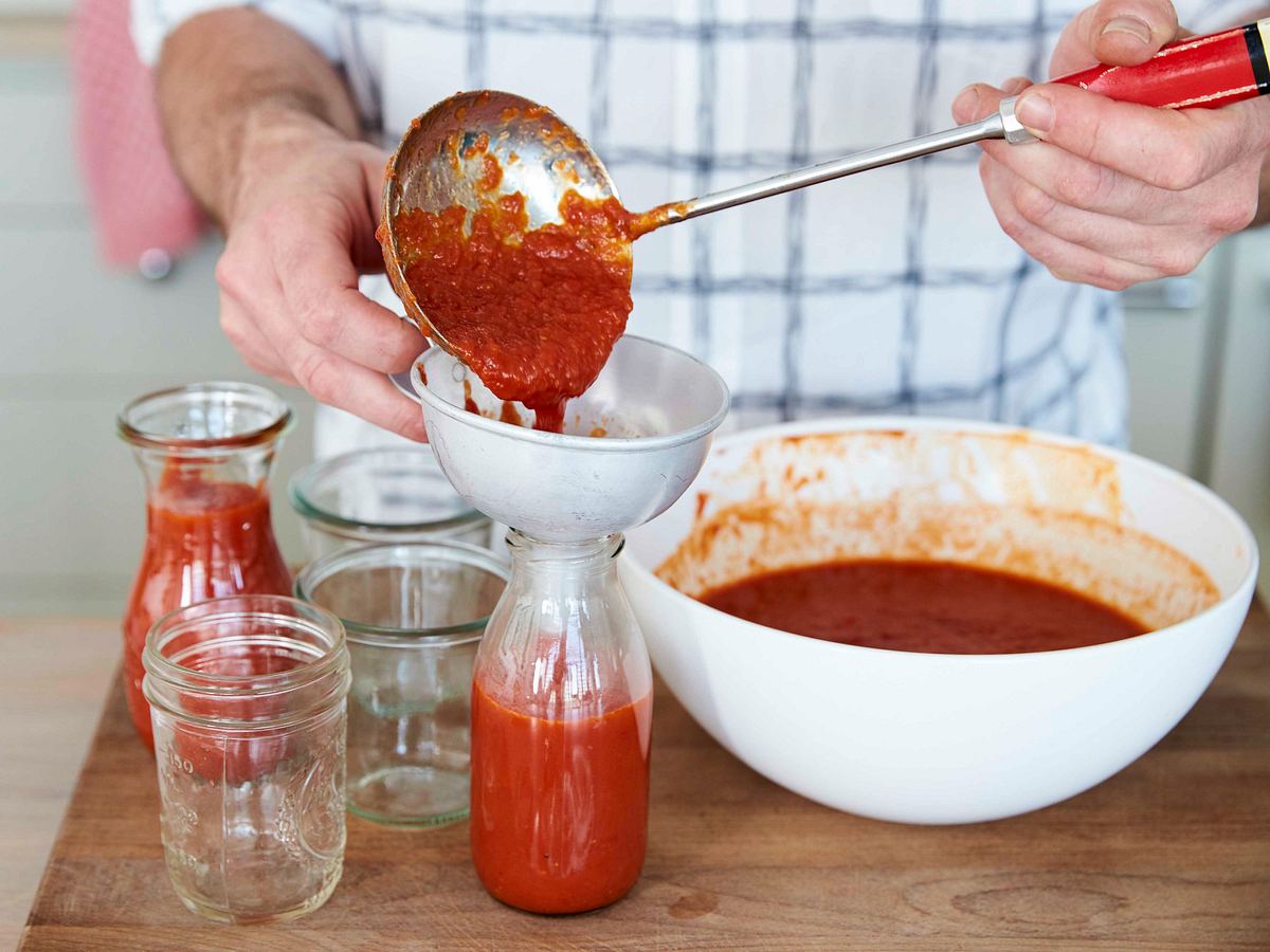 Tomaten einkochen Rezept: Tomaten in Gläser und Flaschen füllen