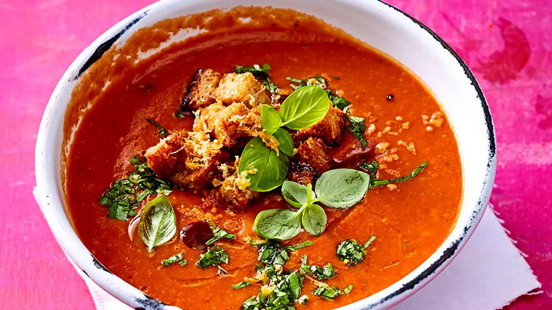 Tomaten-Erdbeer-Suppe mit Brotknusperchen Rezept - Foto: LECKER @ Bauer Media Group Tomaten-Erdbeer-Suppe mit Brotknusperchen Rezept - Foto: LECKER @ Bauer Media Group