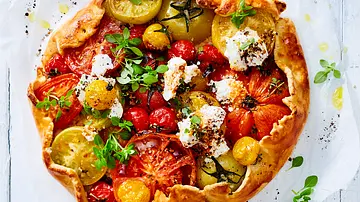 Tomaten-Galette mit Ziegenfrischkäse Rezept - Foto: LECKER @ Bauer Media Group Tomaten-Galette mit Ziegenfrischkäse Rezept - Foto: LECKER @ Bauer Media Group