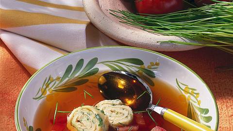 Tomaten-Gemüsebrühe mit Kräuterflädle Rezept - Foto: Först, Thomas