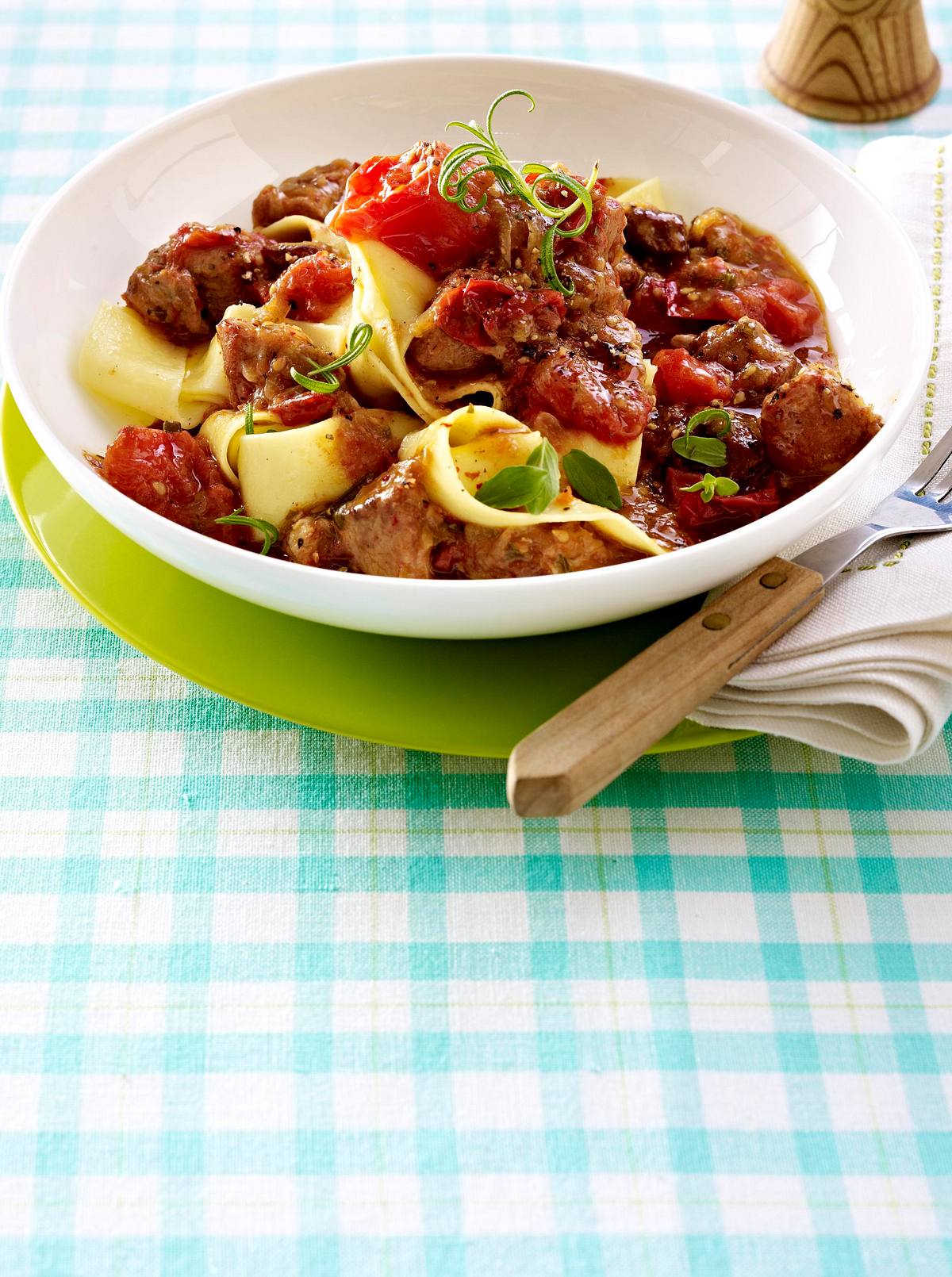 Tomaten Gulasch zu breiten Bandnudeln Rezept