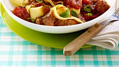 Tomaten Gulasch zu breiten Bandnudeln Rezept - Foto: LECKER @ Bauer Media Group