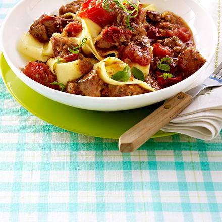 Tomaten Gulasch zu breiten Bandnudeln Rezept
