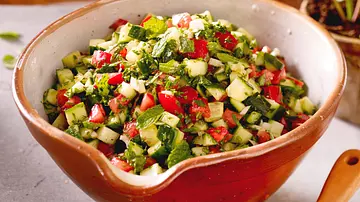 Tomaten-Gurken-Salat Rezept - Foto: LECKER @ Bauer Media Group Tomaten-Gurken-Salat Rezept - Foto: LECKER @ Bauer Media Group