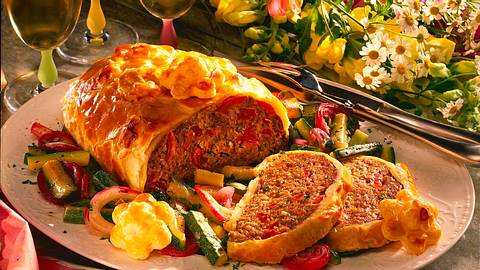 Tomaten-Hackbraten in Blätterteig Rezept - Foto: Neckermann