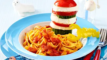 Tomaten-Käse-Leuchtturm im Nudelmeer Rezept - Foto: LECKER @ Bauer Media Group Tomaten-Käse-Leuchtturm im Nudelmeer Rezept - Foto: LECKER @ Bauer Media Group