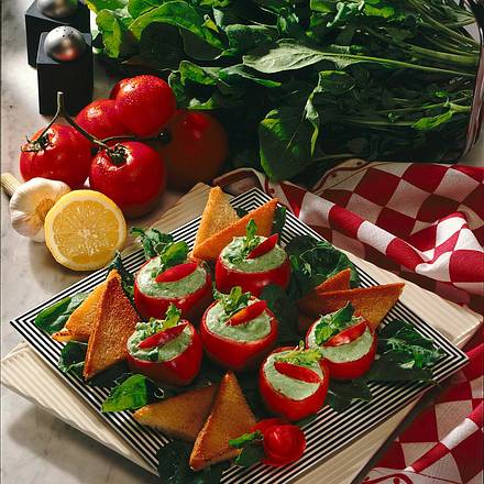 Tomaten mit Rauke- Quarkfüllung Rezept Tomaten mit Rauke- Quarkfüllung Rezept