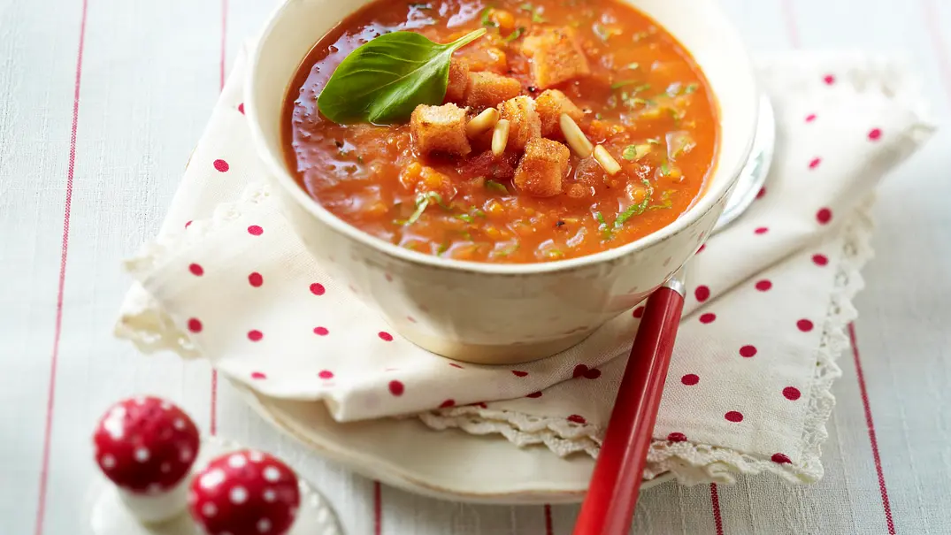 Tomaten-Möhren-Suppe mit Pinienkernen, Croûtons und Basilikum Rezept - Foto: LECKER @ Bauer Media Group