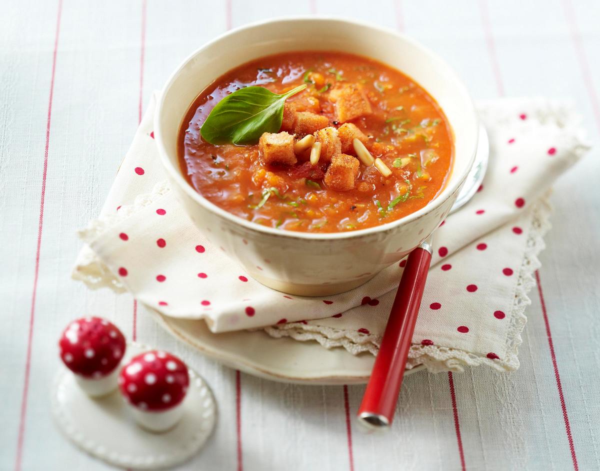 Tomaten-Möhren-Suppe mit Pinienkernen, Croûtons und Basilikum Rezept