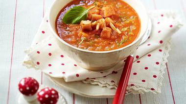Tomaten-Möhren-Suppe mit Pinienkernen, Croûtons und Basilikum Rezept - Foto: House of Food / Bauer Food Experts KG