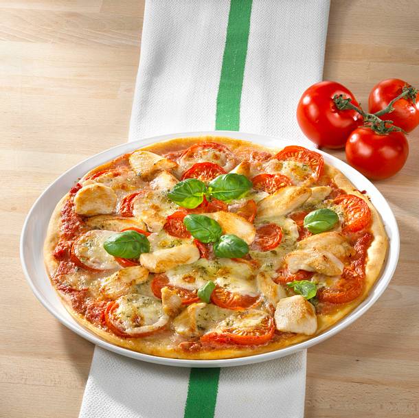 Tomaten-Mozzarella-Pizza mit Hähnchenfilet Rezept | LECKER