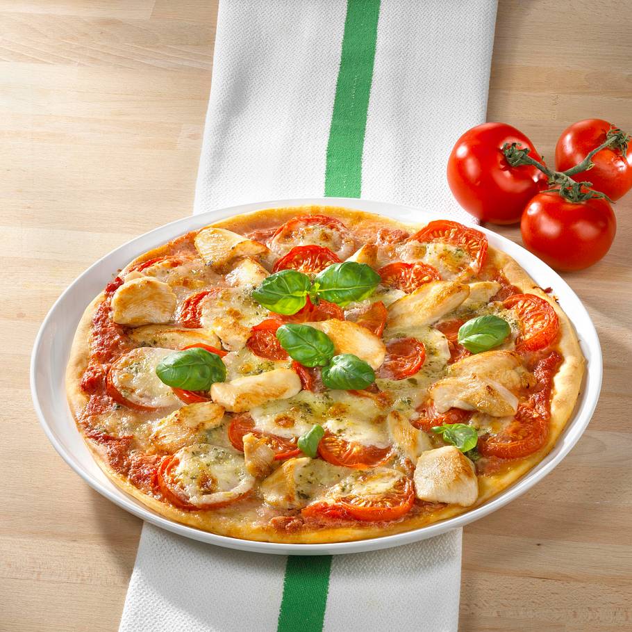 Tomaten-Mozzarella-Pizza mit Hähnchenfilet Rezept