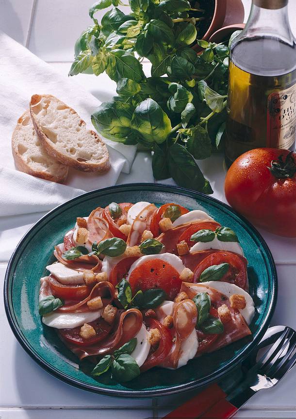 Tomaten-Mozzarella-Platte Rezept | LECKER