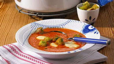 Tomaten-Mozzarella-Suppe Rezept - Foto: LECKER @ Bauer Media Group