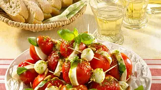 Tomaten-Mozzarella-Turm mit Pesto Rezept - Foto: LECKER @ Bauer Media Group Tomaten-Mozzarella-Turm mit Pesto Rezept - Foto: LECKER @ Bauer Media Group