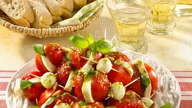 Tomaten-Mozzarella-Turm mit Pesto Rezept - Foto: LECKER @ Bauer Media Group
