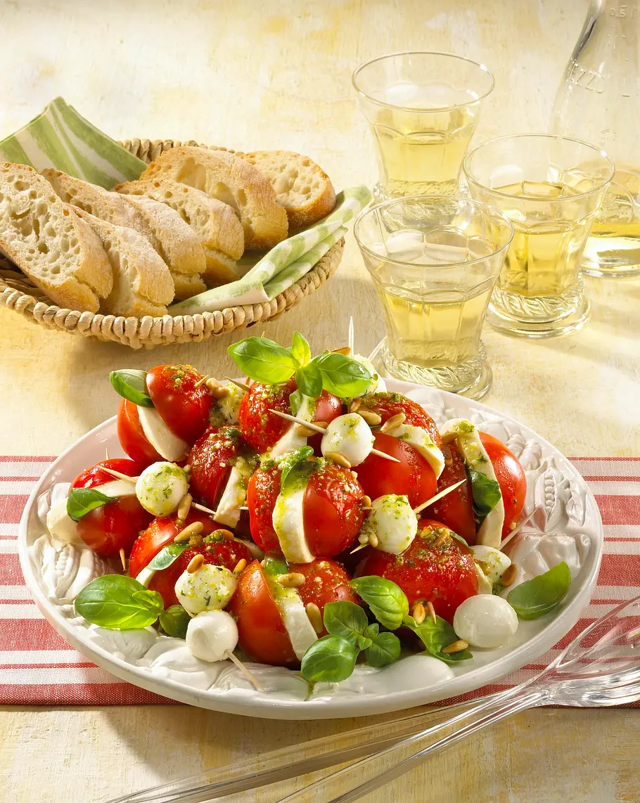 Tomaten-Mozzarella-Turm mit Pesto Rezept Tomaten-Mozzarella-Turm mit Pesto Rezept