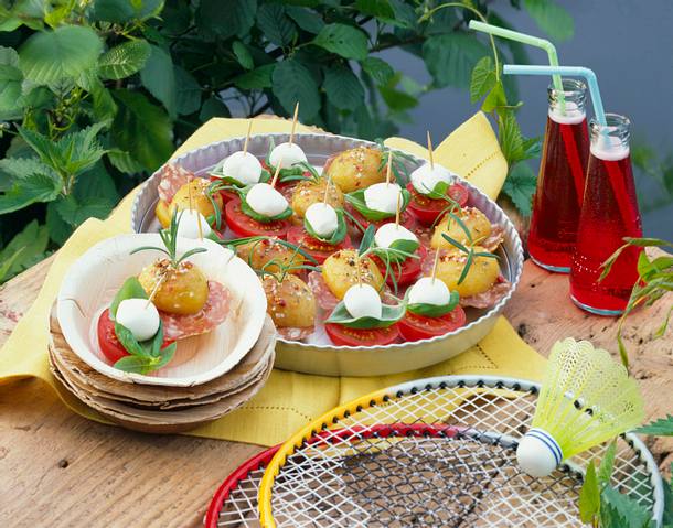 Tomaten-Mozzarella- und Kartoffel-Salami-Spieße Rezept Tomaten-Mozzarella- und Kartoffel-Salami-Spieße Rezept