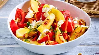 Tomaten-Nektarinen-Salat Rezept - Foto: LECKER @ Bauer Media Group Tomaten-Nektarinen-Salat Rezept - Foto: LECKER @ Bauer Media Group