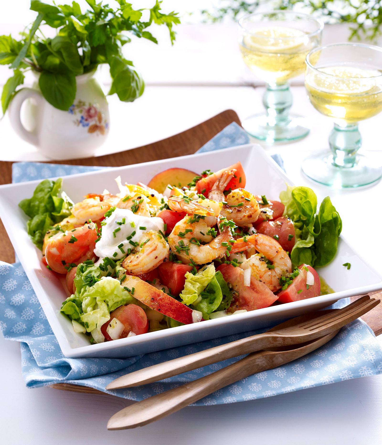 Tomaten-Nektarinensalat mit Garnelen Rezept | LECKER