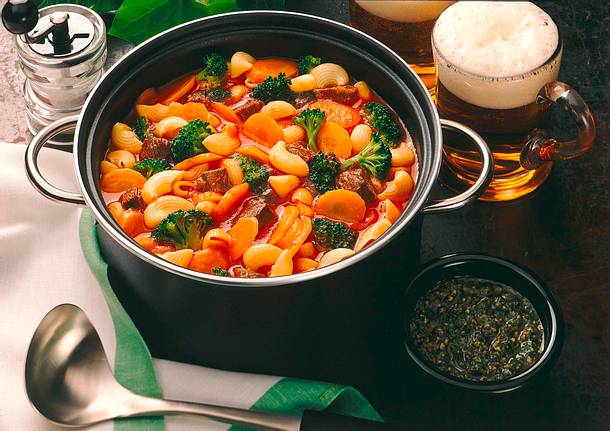 Tomaten-Nudelsuppe mit Kürbiskernpesto Rezept Tomaten-Nudelsuppe mit Kürbiskernpesto Rezept