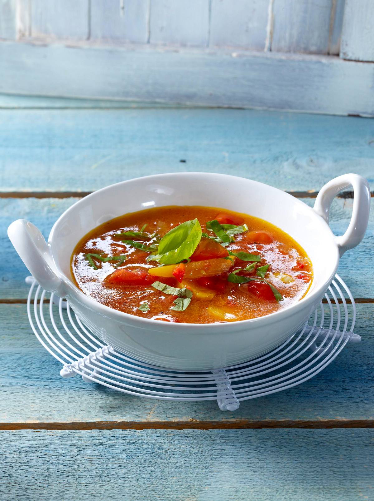 Tomaten-Paprikasuppe mit Aprikosen und Basilikum Rezept