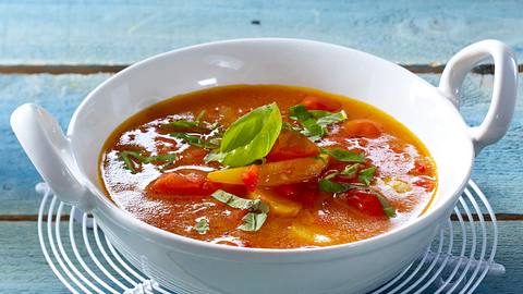 Tomaten-Paprikasuppe mit Aprikosen und Basilikum Rezept - Foto: House of Food / Bauer Food Experts KG