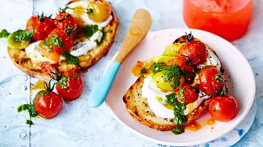 Tomaten-Pesto-Crostini für den Feierabend Rezept - Foto: Image Professionals Tomaten-Pesto-Crostini für den Feierabend Rezept - Foto: Image Professionals