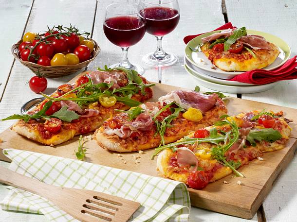 Tomaten Pizza mit Schinken Rezept
