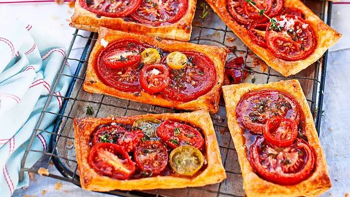 Tomaten-Pizzetti auf einem Auskühlgitter - Foto: LECKER @ Bauer Media Group Tomaten-Pizzetti auf einem Auskühlgitter - Foto: LECKER @ Bauer Media Group
