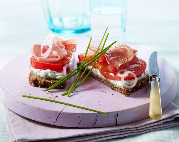 Tomaten-Quark-Brot mit Schinken Rezept