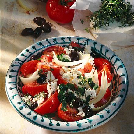 Tomaten-Salat mit Schafskäse und Oliven Rezept Tomaten-Salat mit Schafskäse und Oliven Rezept