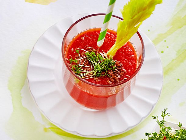 Tomaten-Sellerie-Drink mit Chili, Leinsamen & Kresse Rezept Tomaten-Sellerie-Drink mit Chili, Leinsamen & Kresse Rezept