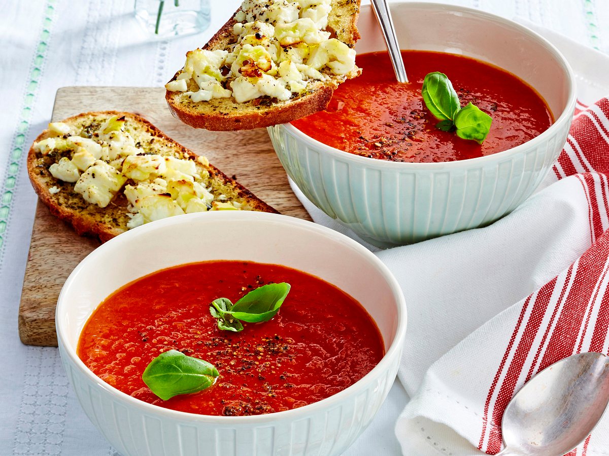 Tomaten-Sommersuppe zu Feta-Röstbrot  