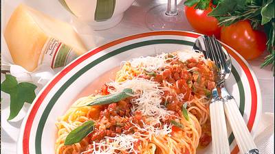 Tomaten-Spaghetti mit Speck & Salbei Rezept - Foto: House of Food / Bauer Food Experts KG