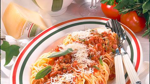 Tomaten-Spaghetti mit Speck & Salbei Rezept - Foto: House of Food / Bauer Food Experts KG